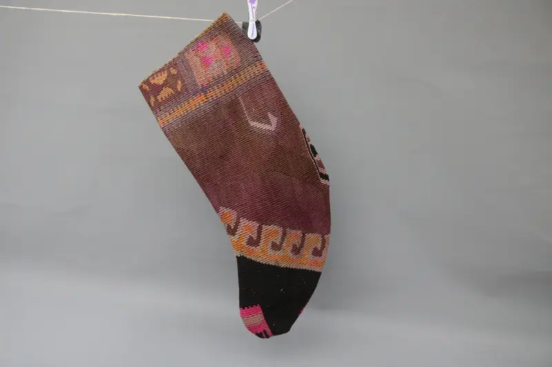 Patrón de adornos navideños, calcetín navideño marrón y negro de 9 pulgadas de ancho