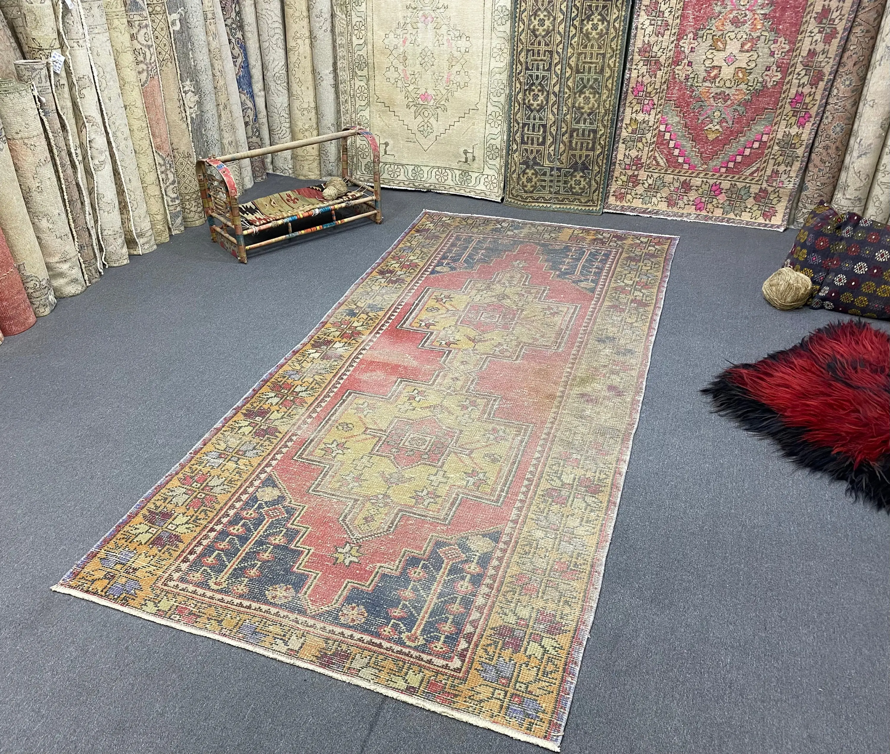 Türkischer Teppich, Fläche 4,2 x 9,3 Fuß, Vintage-Teppich, roter Wollteppich mit Blumenmuster - 1