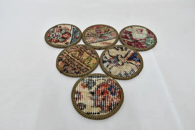 Elegantes posavasos beige y naranja, decoración de mesa premium