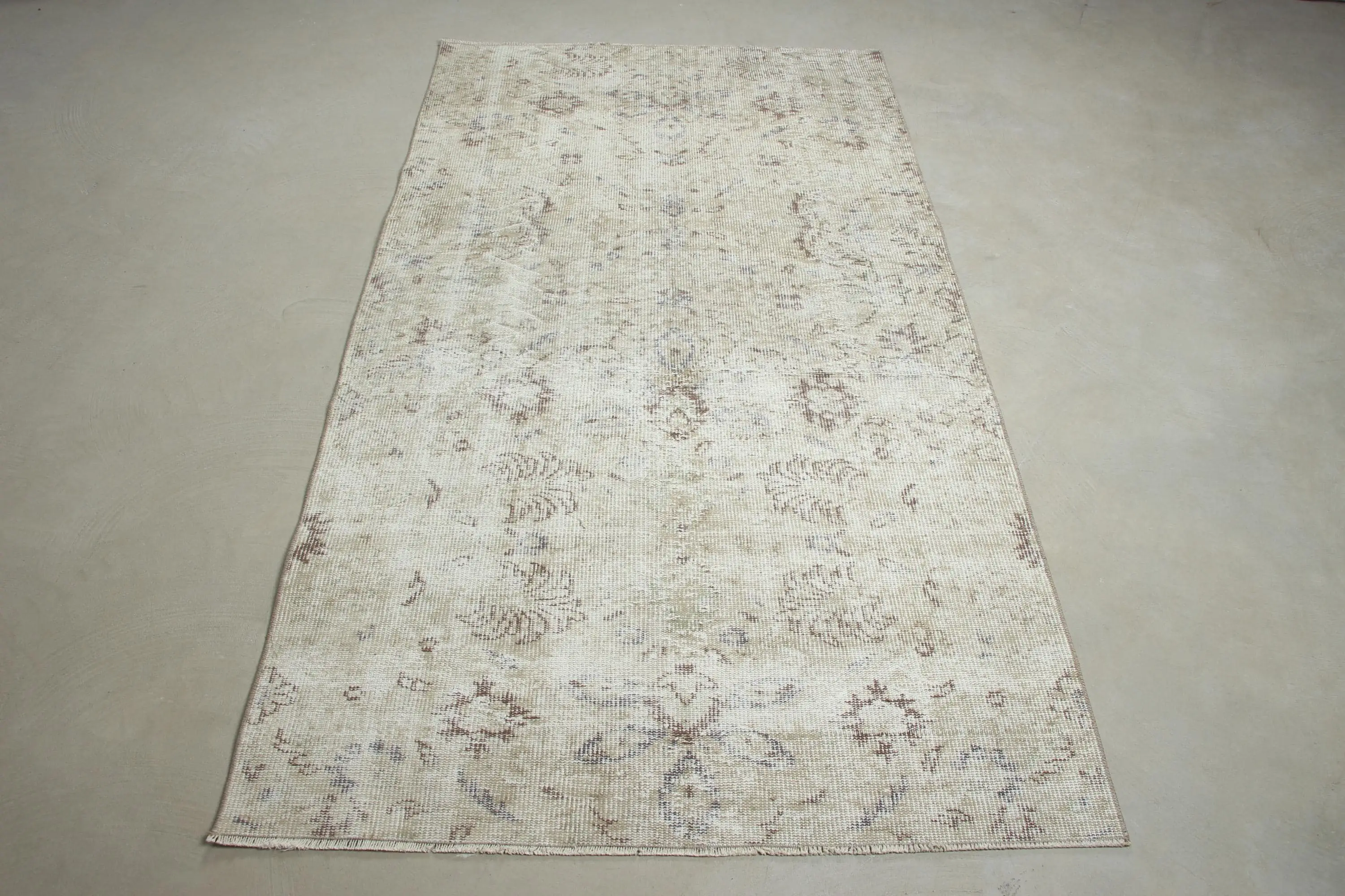 3,8 x 7,1 Fuß großer Vintage-Teppich, weißbrauner türkischer Wollteppich mit Blumenmuster - 1