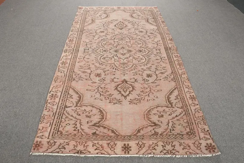 Türk Alan Halısı 4.3x7.9 ft (130x241 cm), Oushak Pembe Çiçekli Vintage Halı - 1