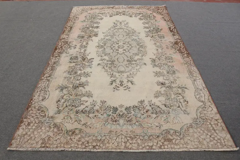 Eleganter beigefarbener Orientteppich, 10 x 10,04 Fuß, schickes Dekor