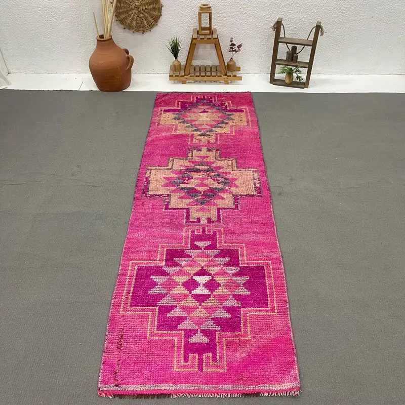 Türkischer Läuferteppich 3,1 x 10,2 Fuß (95 x 310 cm), marokkanischer Vintage-Teppich in Herki-Rosa - 1