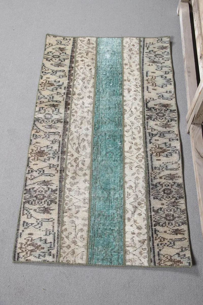 Beigefarbener Ikat-Teppich, 2,2 x 3,9 Fuß mit grünen Akzenten