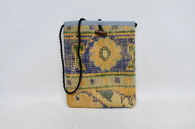調節可能なストラップ付きキリムバッグ、ヴィンテージモチーフのウールクロスボディバッグ