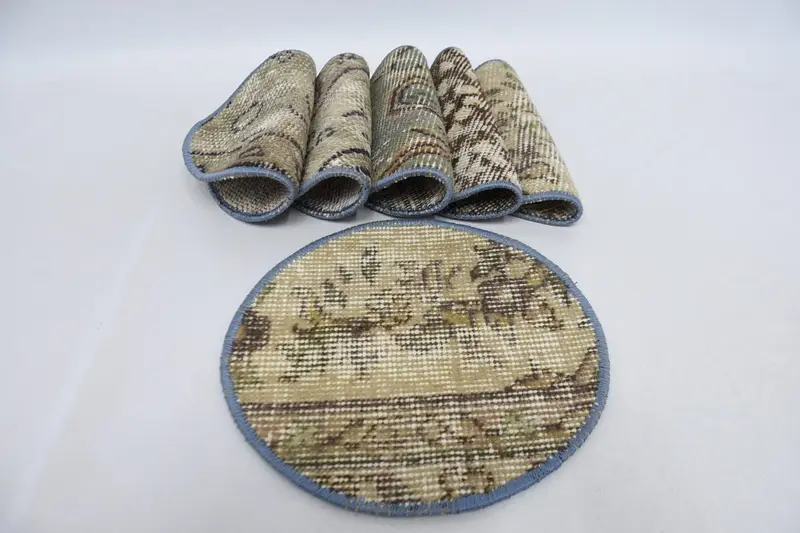 エレガントなベージュとグリーンのキリム プレースマット、多用途のテーブル装飾