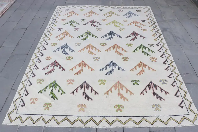 7,7x10,3 ft Beige Rug with Green Geometric Patterns, Modern Chic