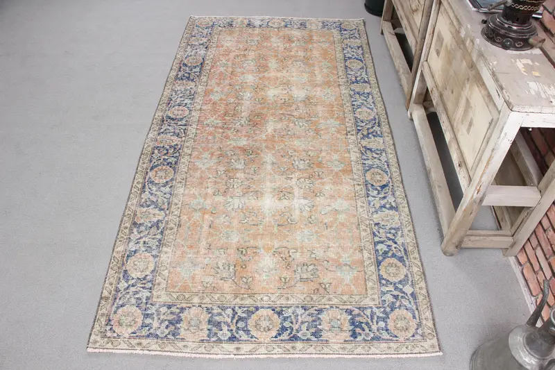 Handgefertigter Teppich in Orange und Blau, 0,3 x 6,8 Fuß, abstraktes Design