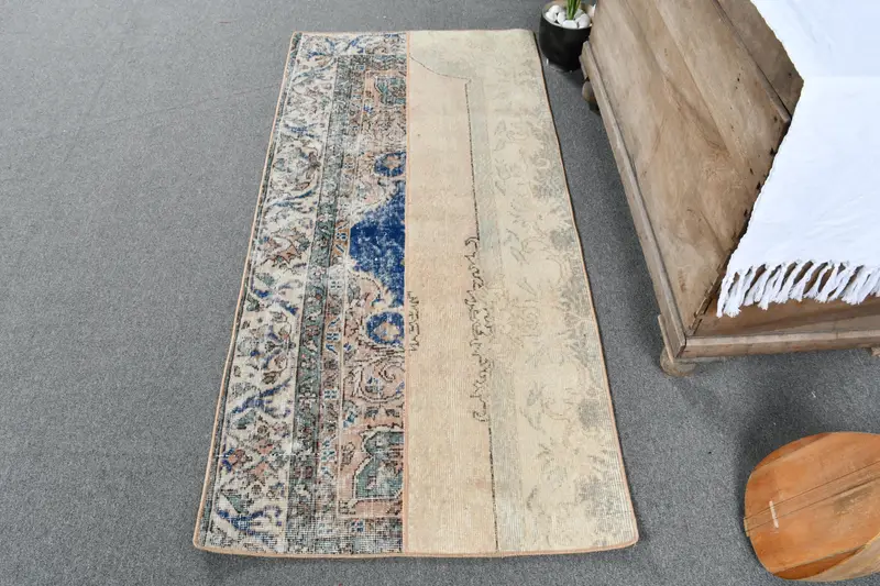 Eleganter Orientteppich in Beige und Blau, 2,6 x 5,6 Fuß, schickes Dekor