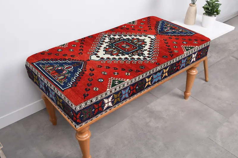 赤と白の北欧風オットマン、キリム風のオットマン