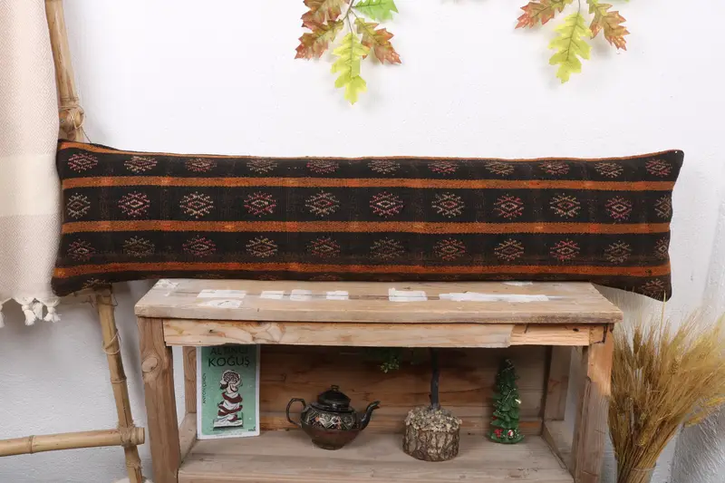 Handgefertigtes gestreiftes Kissen mit Vintage-Charme, besticktes Wurfkissen