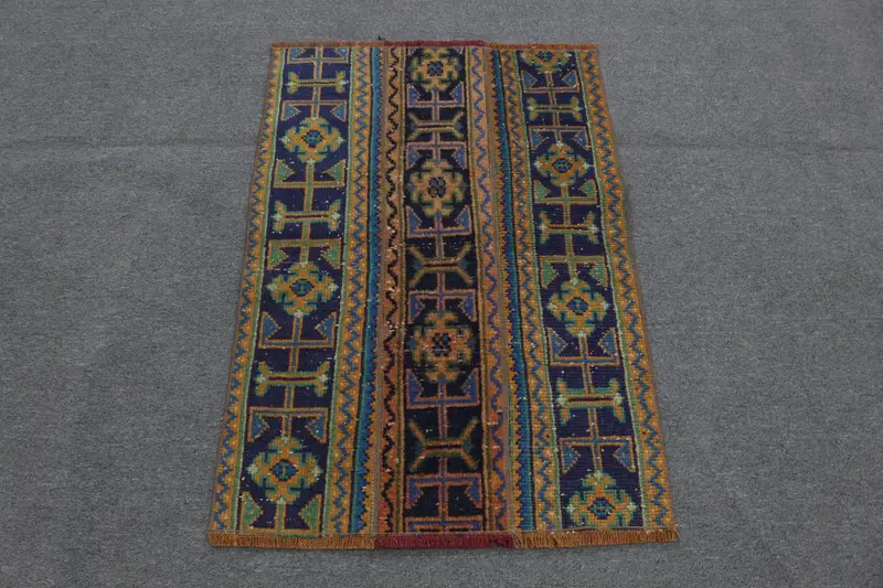 Blauer Orientteppich, 3,4 x 3,38 Fuß mit roten Akzenten