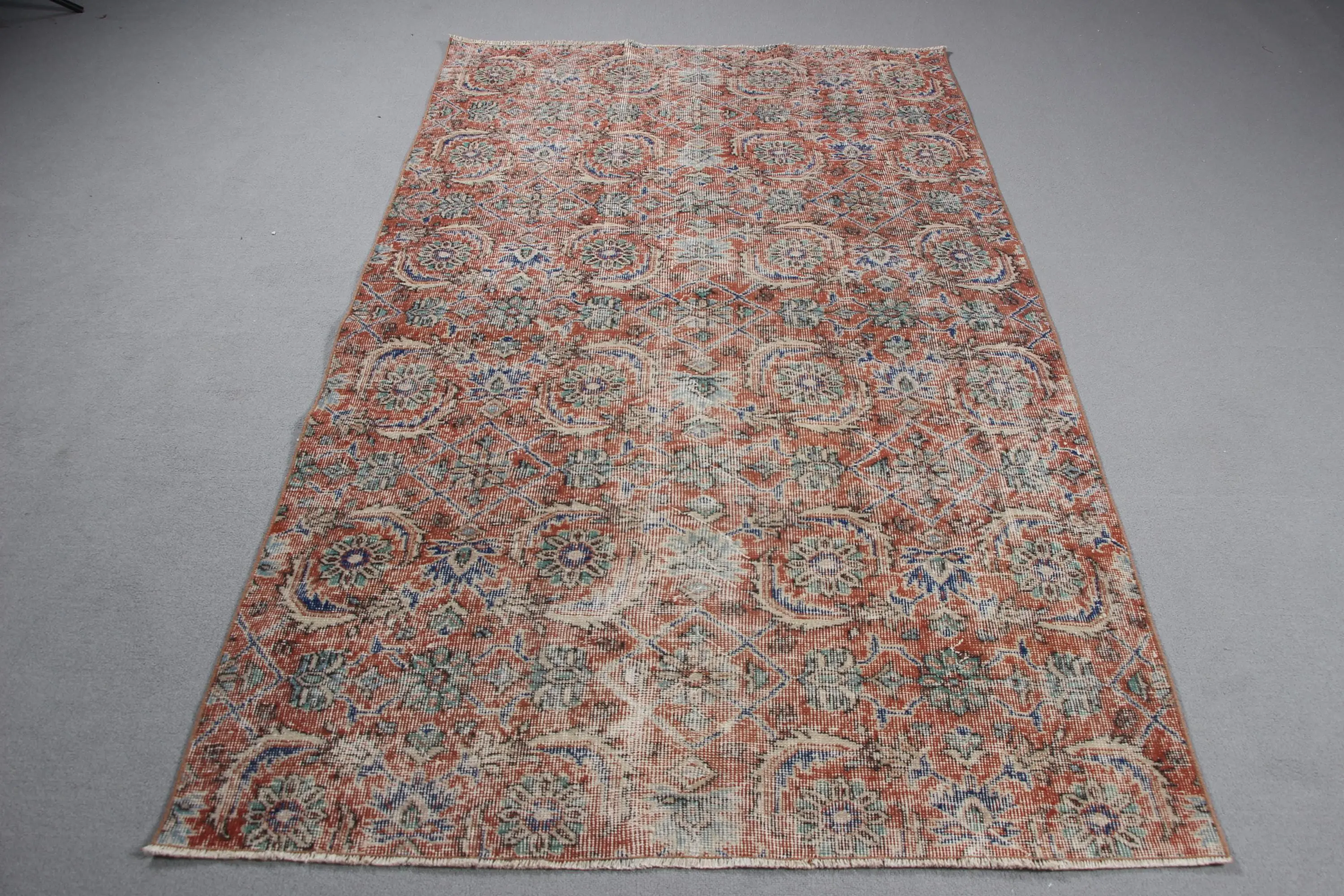 Türkischer Vintage-Teppich 4,4 x 7,4 Fuß, roter abstrakter Wollteppich - 1