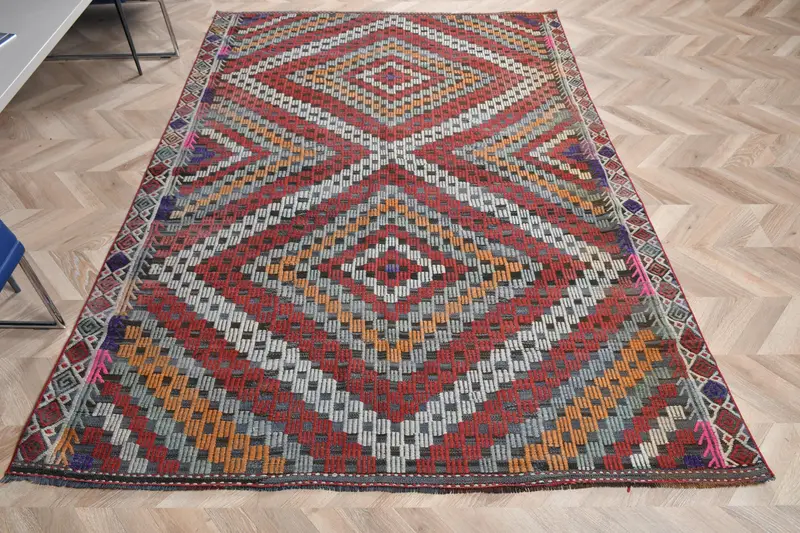 Vintage Teppich, 5,4x7,6 ft türkischer Teppich, rotgrauer Wollteppich mit Tiermuster - 1