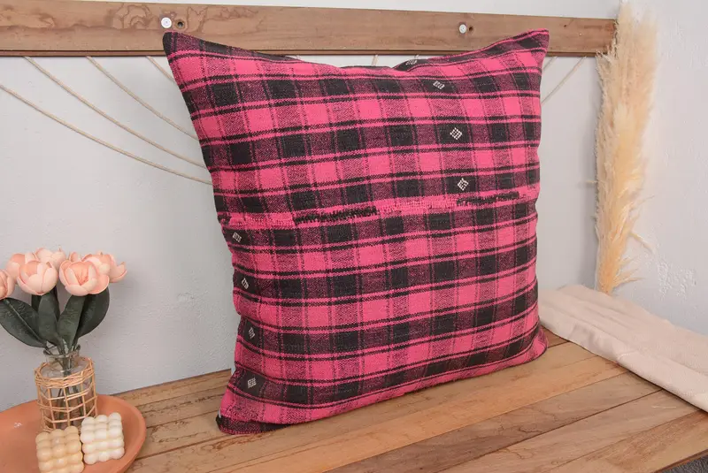 Besticktes Kissen mit rosa und braunen Streifen, handgefertigtes Leinenkissen