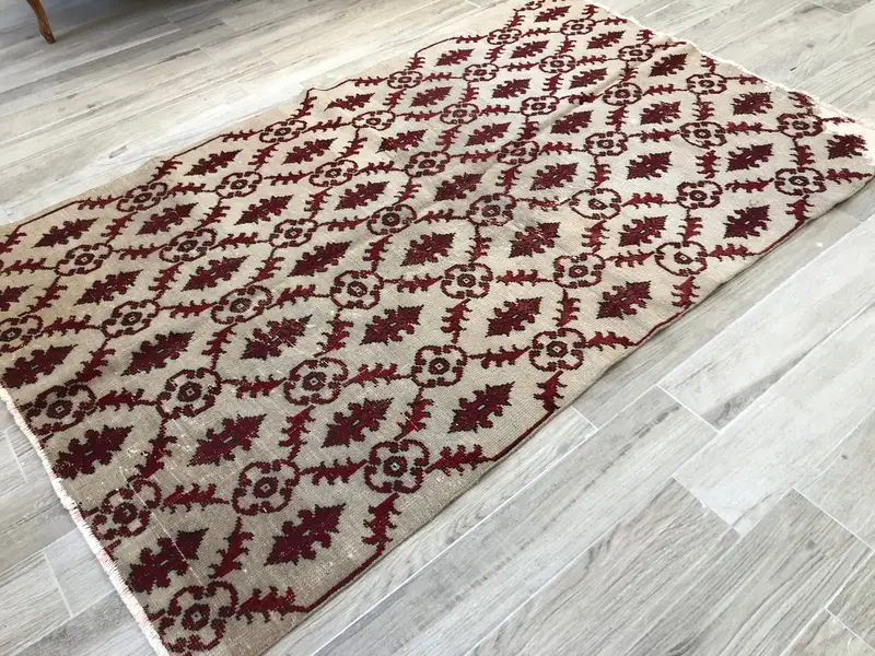 Clear Rug with Red Accents, 4.25x6.92 ft Elegant Flooring