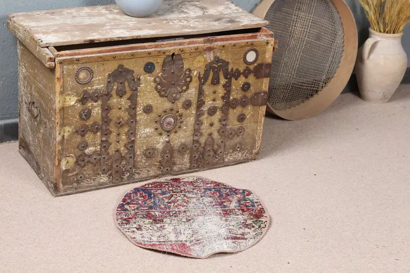 Roter geometrischer Teppich, 1,7 x 1,7 Fuß mit Blumenmotiven