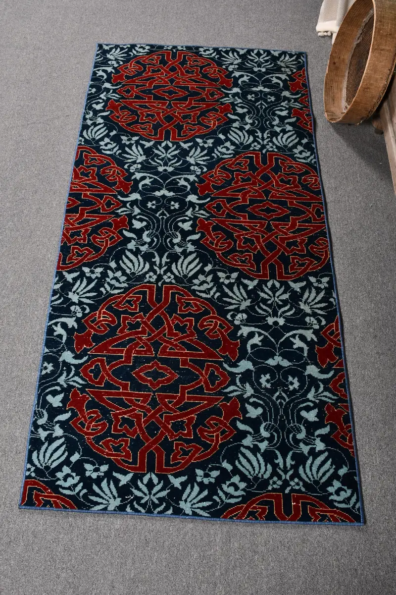 ブルー&レッドラグ、2.7x5.6フィート幾何学模様の花モチーフ