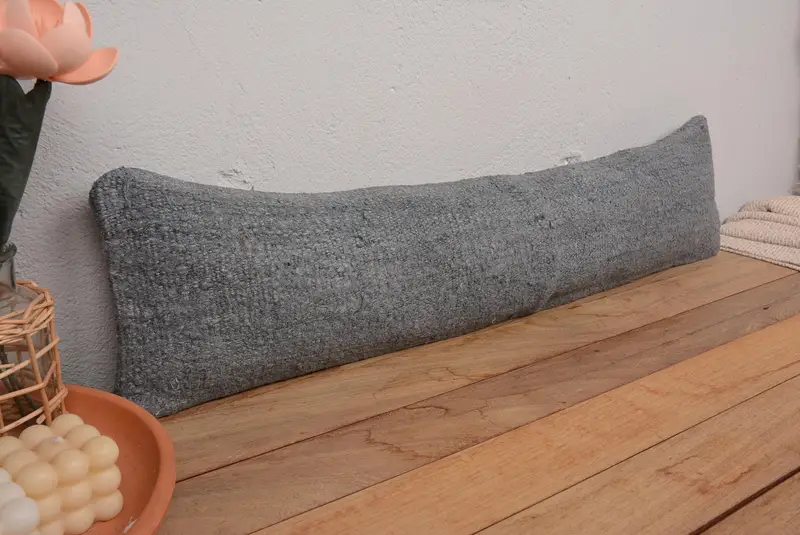 Almohada bordada del suroeste gris, almohada de lanzamiento versátil de 8x36