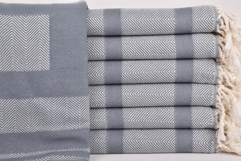刺繍入りビーチタオル オーガニックコットン ダークグレーシェブロン、38x67インチ - 1