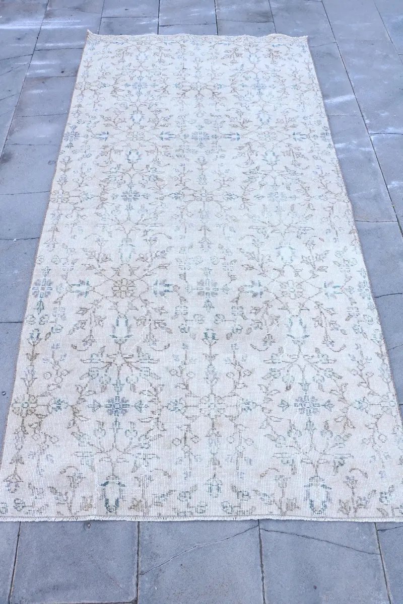 Eleganter beigefarbener marokkanischer Teppich, 3,6 x 7,3 Fuß, braune Akzente