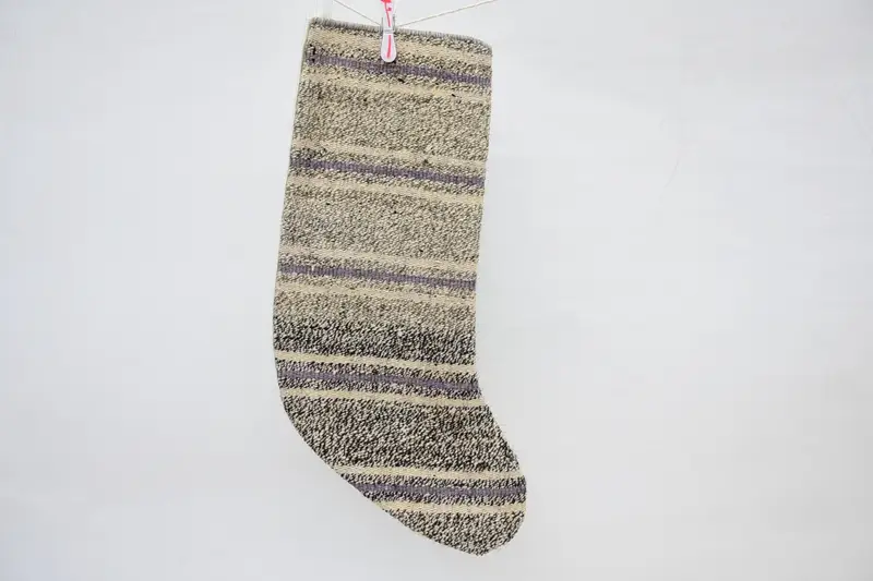 Medias de adornos navideños beige y morados, medias festivas