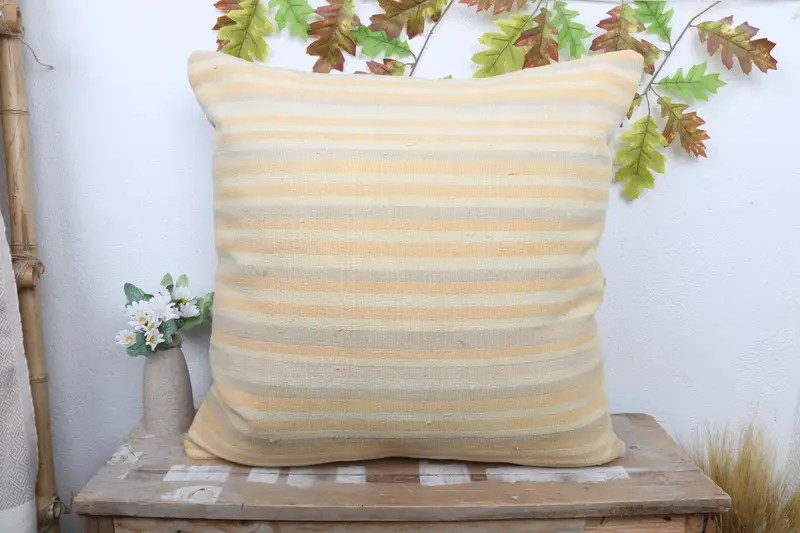 Beige & grau gestreiftes Wurfkissen, Vintage besticktes Kissen