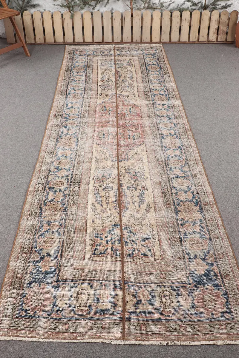 Handgefertigter beige-blauer Teppich, 3,7 x 10,1 Fuß, floral und geometrisch