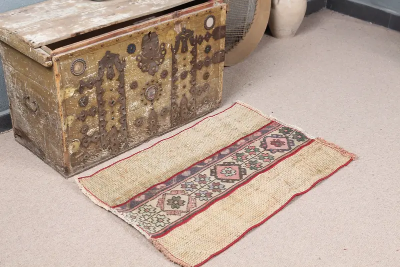 Elegante alfombra marroquí beige, 2x2,8 pies con detalles en verde