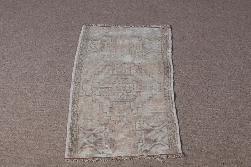 エレガントなベージュのペルシャ絨毯、1.4x2.7フィート、ブラウンアクセント