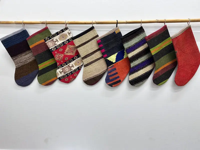 Şenlikli Noel Süsleri Deseni, 7 İnç Genişliğinde Noel Çorabı