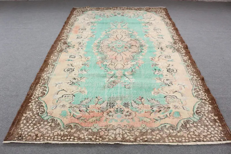 Zarif Yeşil ve Bej Halı, 9,9x9,91 ft Bordürlü Tasarım