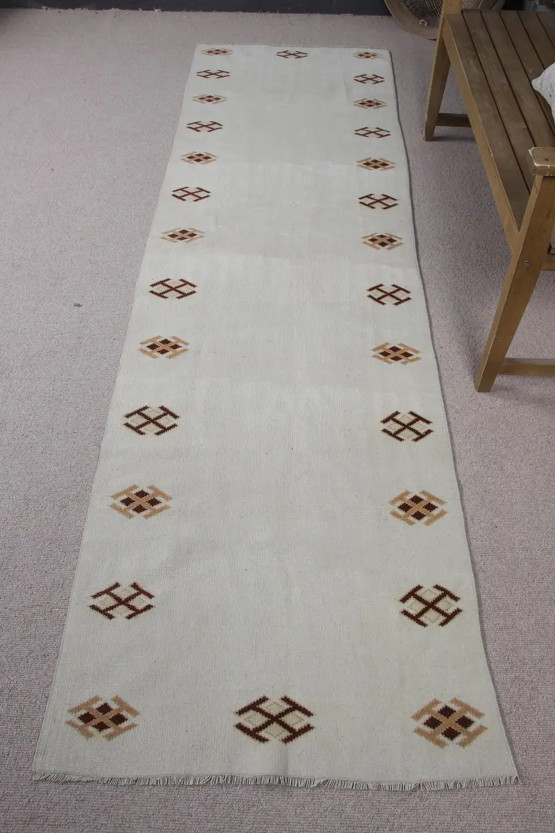 Eleganter beigefarbener Orientteppich, 2,7x9,4 Fuß mit orangefarbenen Akzenten