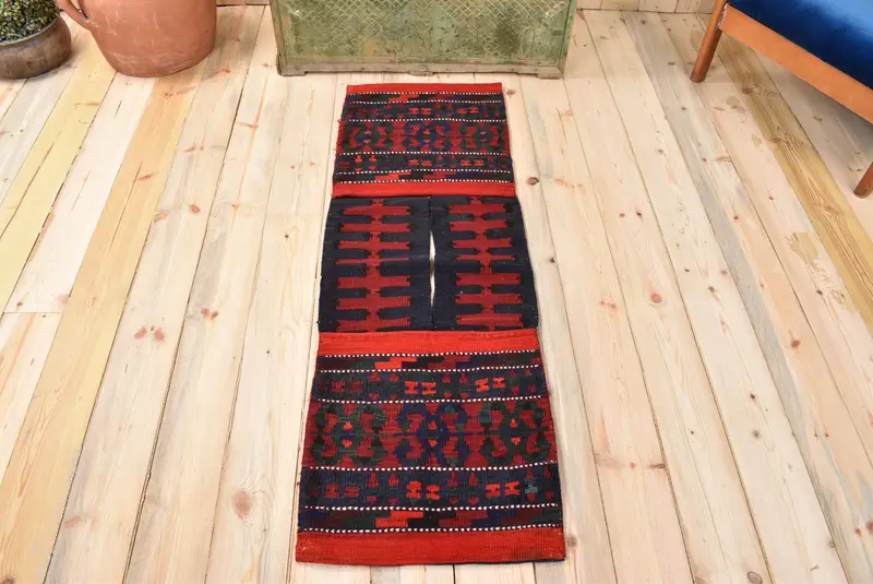 Kırmızı Çiçek Desenli Mavi Halı, 1,6x3,7 ft