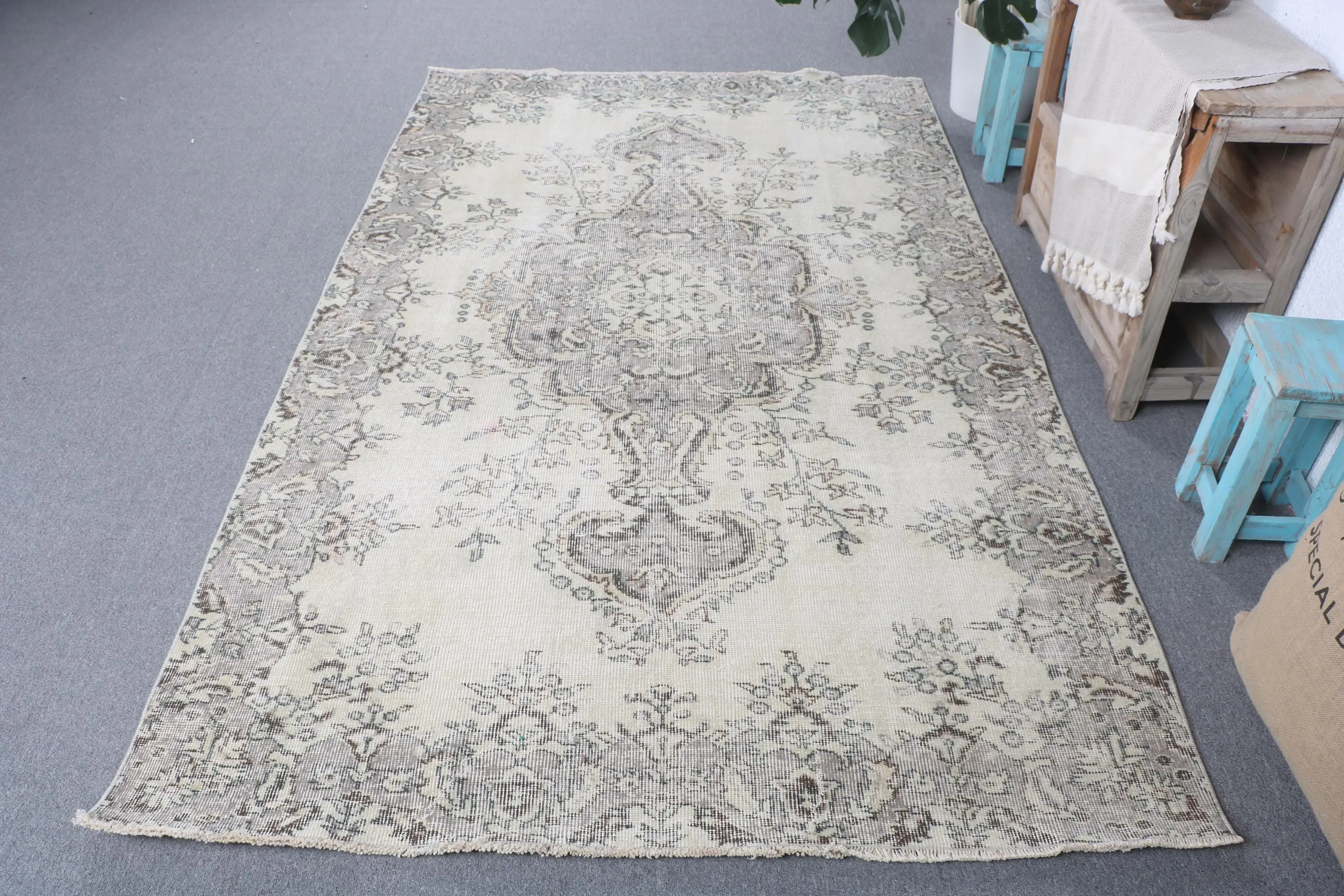 4.9x8.1 ft Alan Türk Halısı, Vintage Halı, Gri Beyaz Çiçekli Yün Halı - 1