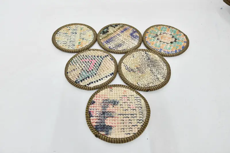 Posavasos redondo bohemio beige y bronce, elegante posavasos bohemio
