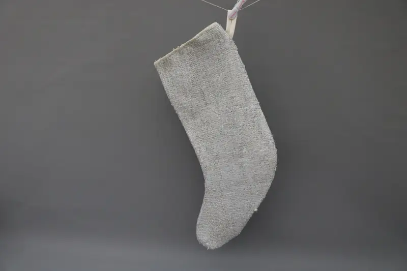 Media navideña gris con patrón de adornos, media de 9 pulgadas de ancho