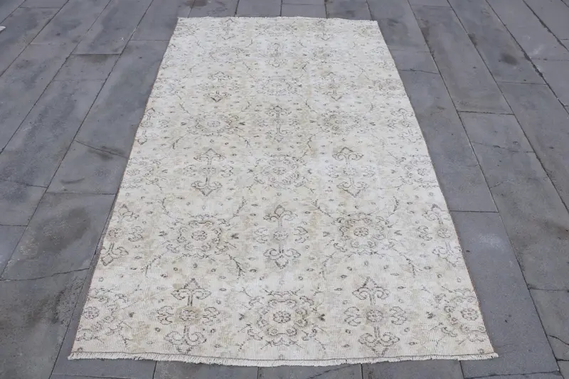 エレガントなベージュ&ブラウンラグ、4.3x7.4フィートの水玉模様デザイン