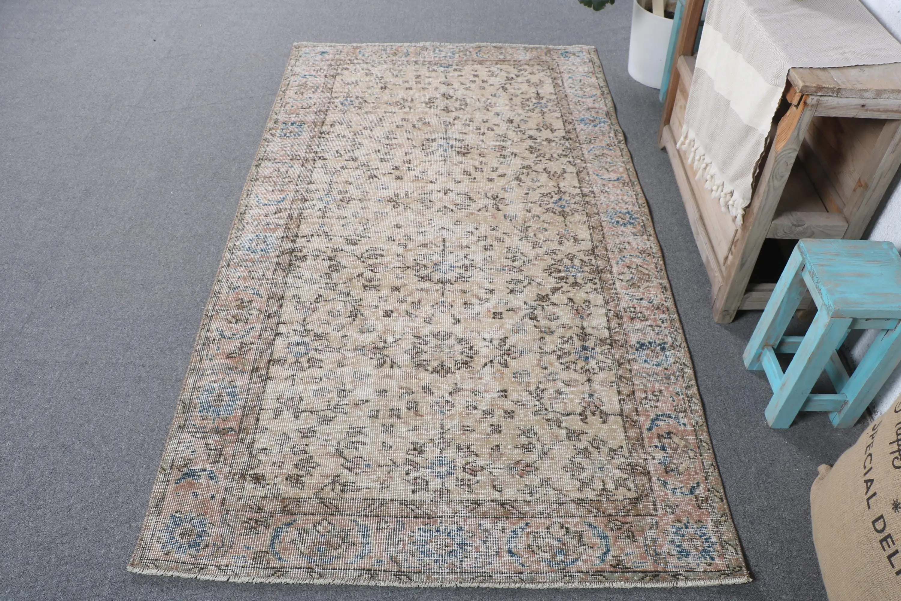 3,7 x 6,6 Fuß großer türkischer Vintage-Teppich, brauner Wollteppich mit Pflanzen und Bäumen - 1