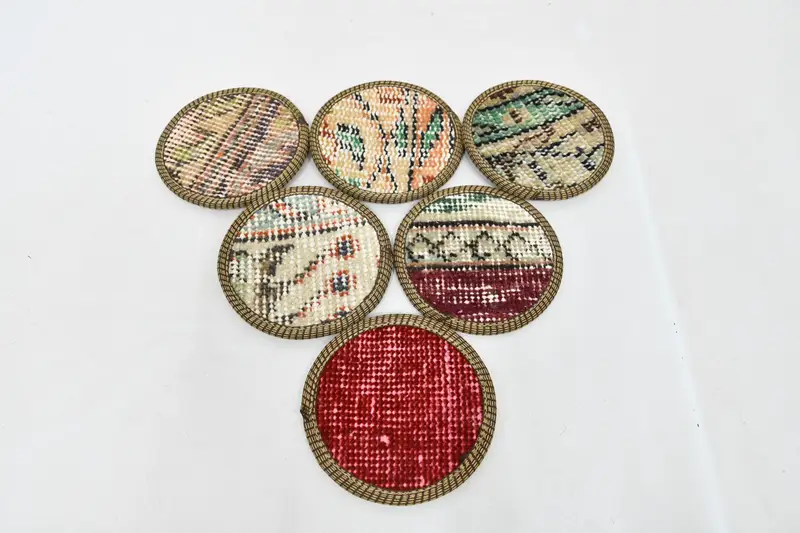 Posavasos circulares rojos y beige, posavasos de alfombra duraderos y elegantes