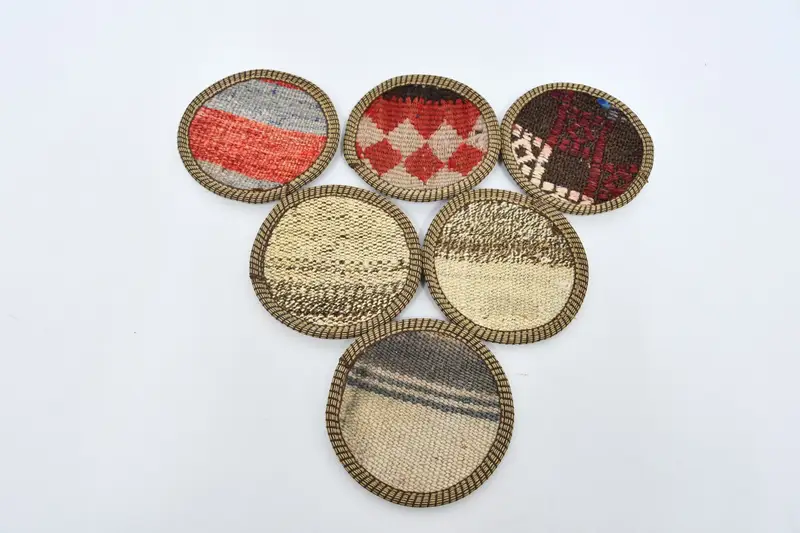 Elegantes posavasos beige y rojos, juego de posavasos a rayas premium