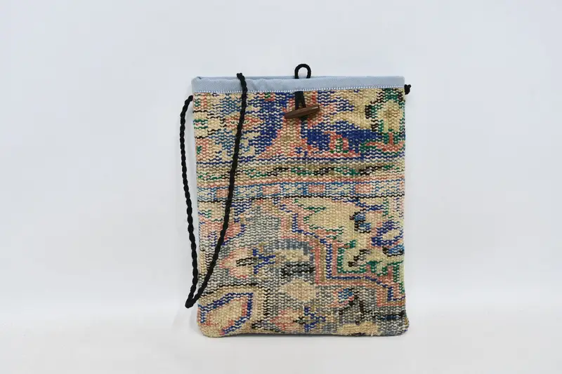 調節可能なストラップ付きキリムバッグ、ヴィンテージモチーフ付きウールクロスボディ