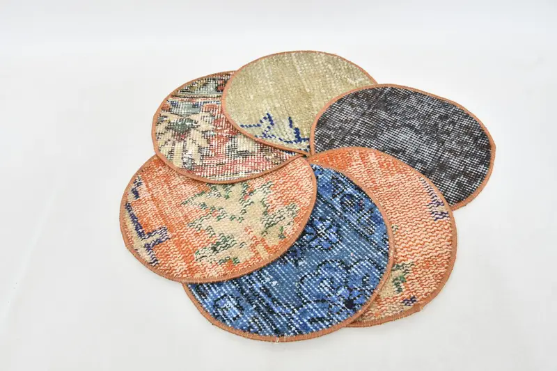 スタイリッシュなキリム プレースマット、青と赤の部族装飾