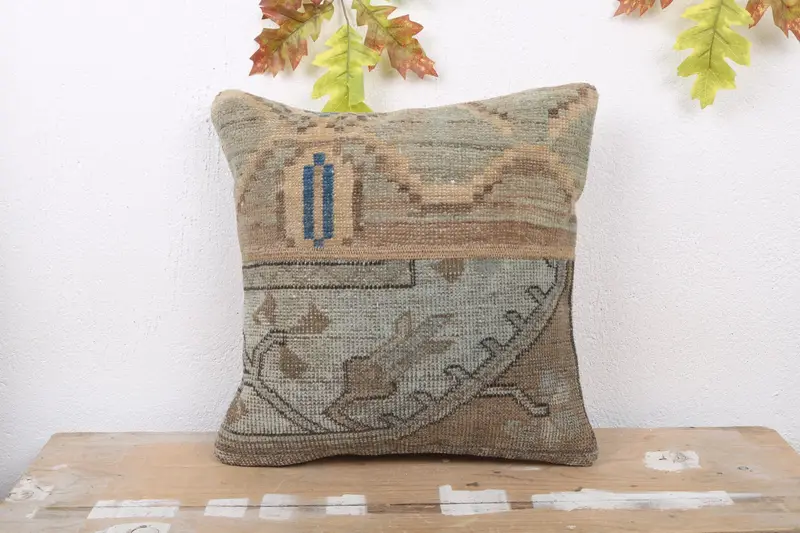 Handgefertigtes besticktes Patchwork-Wurfkissen in Grün und Beige, Vintage-Kelimkissen