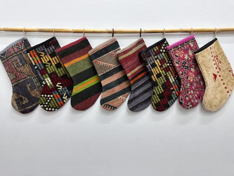 Şenlikli Noel Süsleri Deseni, 7 inç Genişliğinde Noel Çorabı