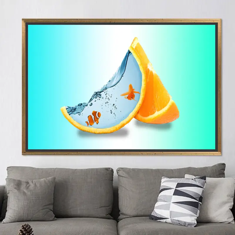 トレンディな抽象的な水族館のキャンバス: 鮮やかな 2 つのオレンジ スライス、オレンジ色の魚