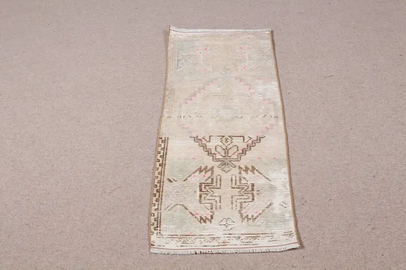 エレガントなベージュのラグ、1.4x3.7フィート、微妙なレッドのアクセント付き