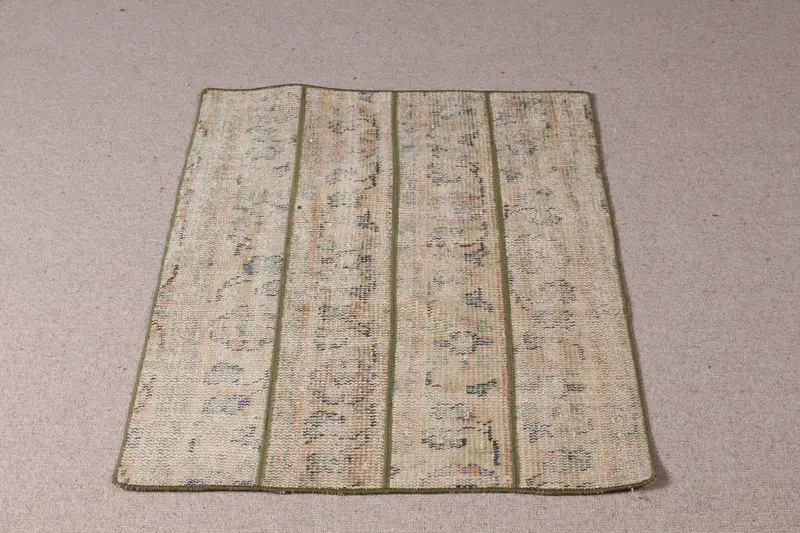 2,5 x 3,1 Fuß großer Teppich, beiges Blumen- und grünes geometrisches Design