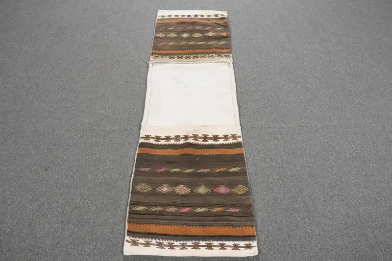 Türkischer Vintage-Teppich, 1,7 x 5,9 Fuß großer Kelimteppich, brauner marokkanischer Wollteppich - 1