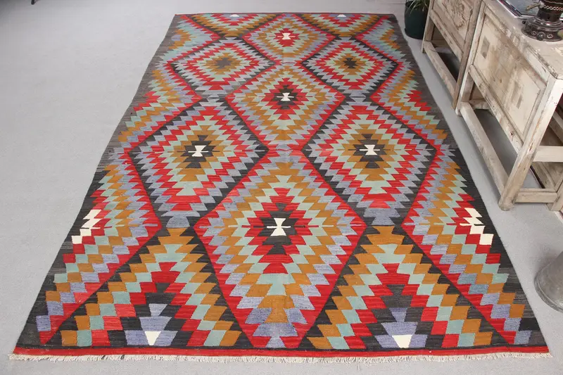 Handgefertigter grüner Teppich mit rotem Rand, 0,5 x 9,8 Fuß